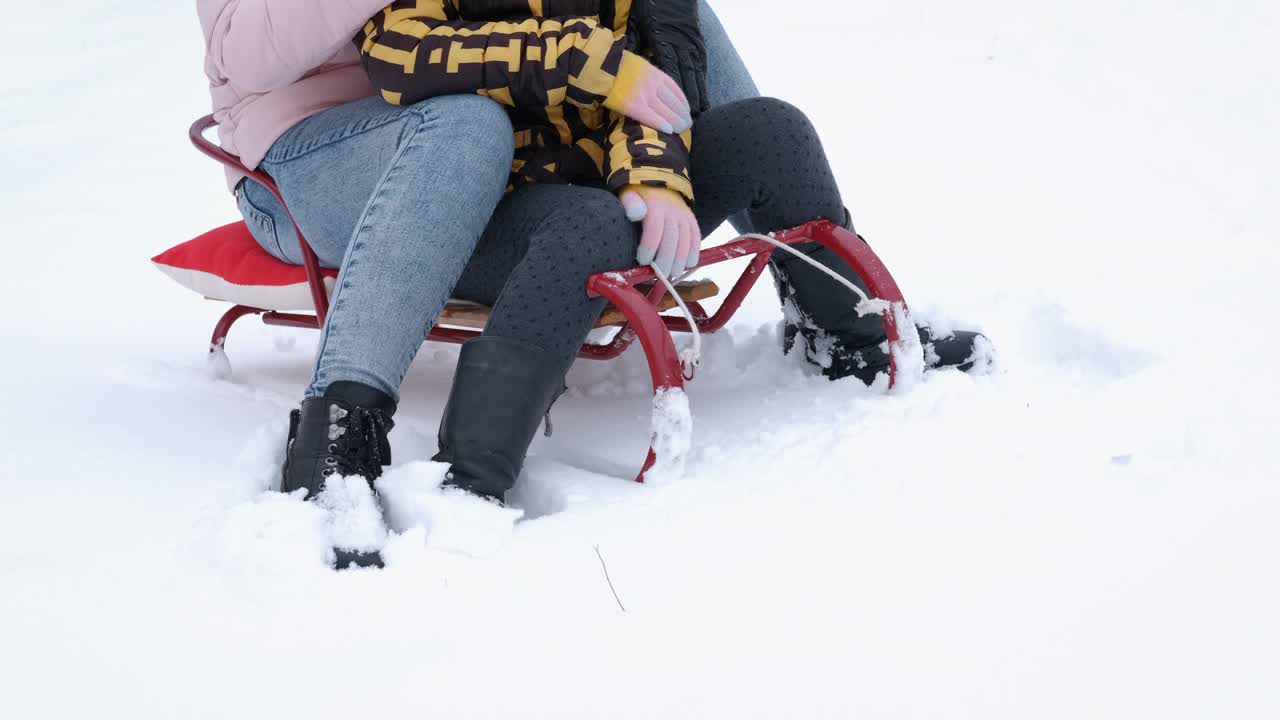 驾着雪橇的女人带着孩子。视频素材