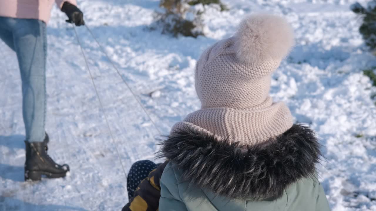 好玩的滑雪橇。视频素材