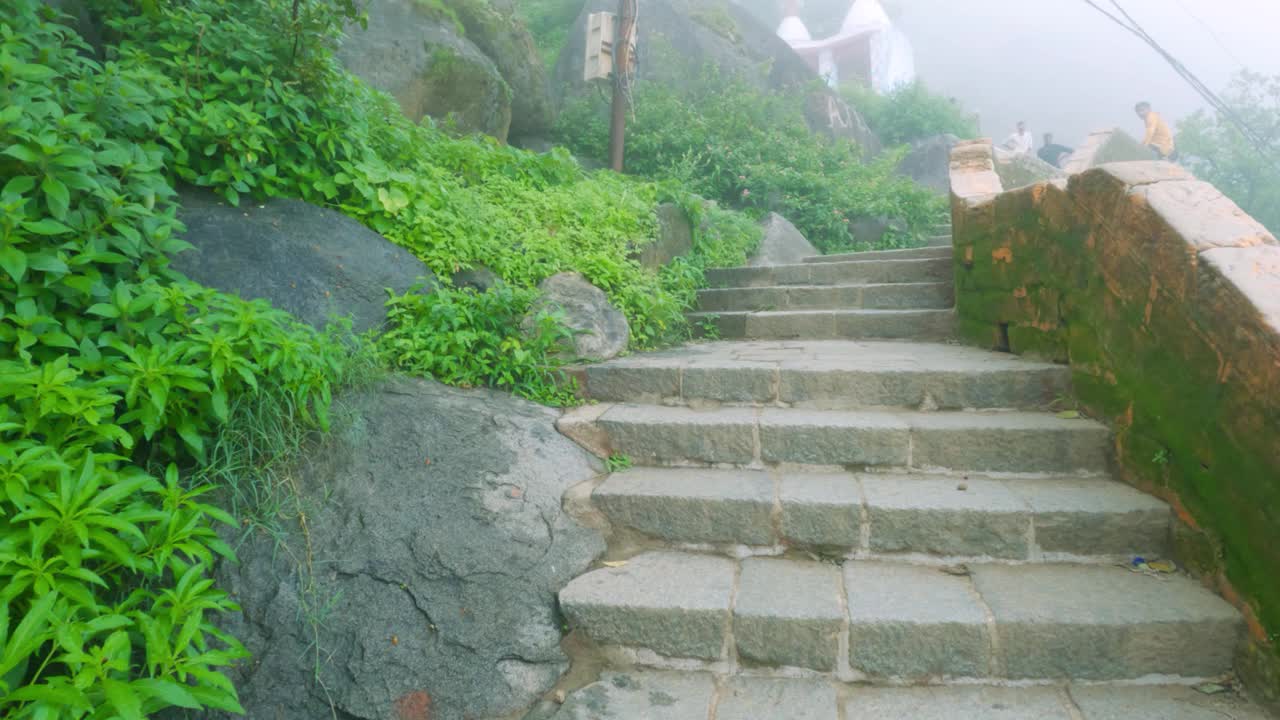 季风季节，吉尔纳尔山的台阶被雾和绿草覆盖。在印度古吉拉特邦的朱纳加德。视频素材