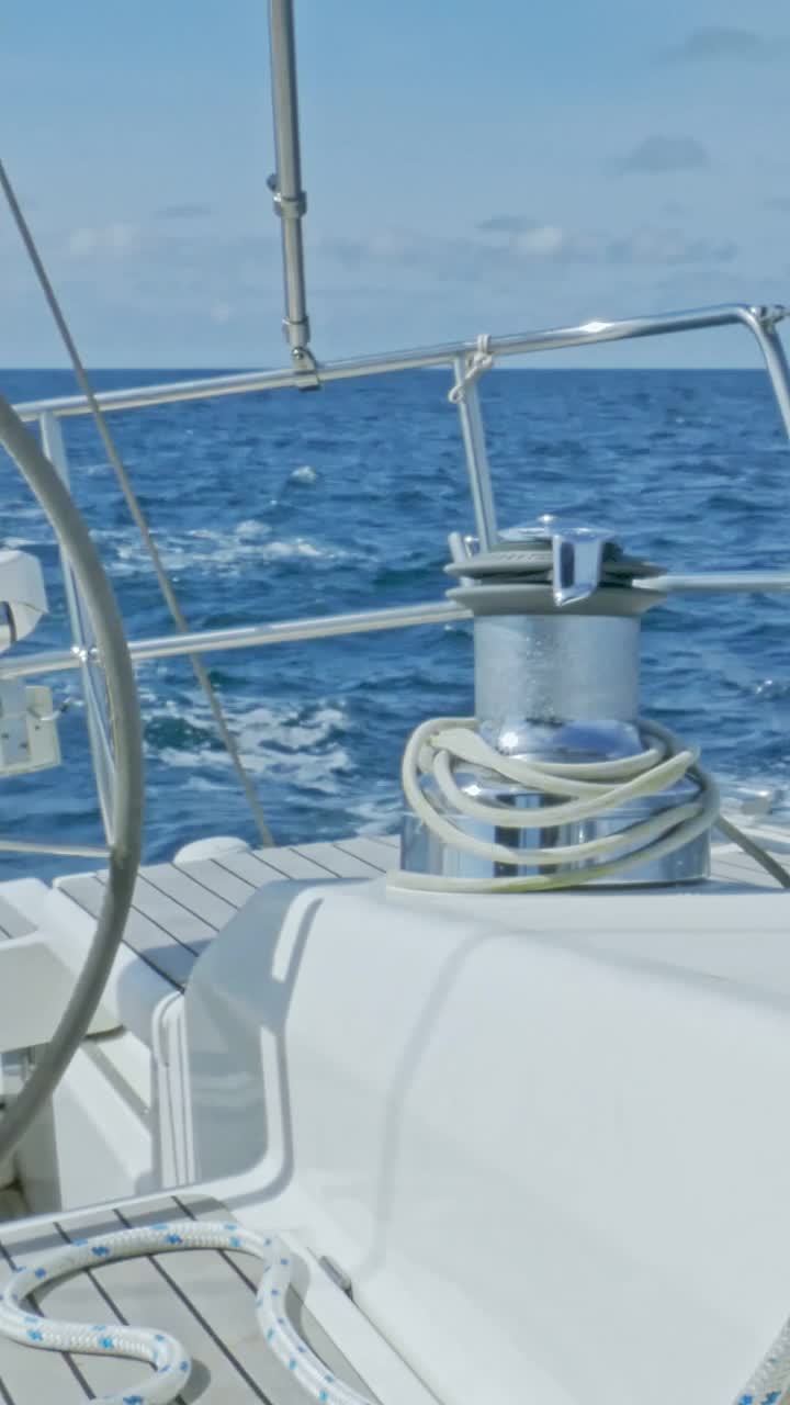 特写的帆船绞车与绳索，而航行在大西洋视频素材