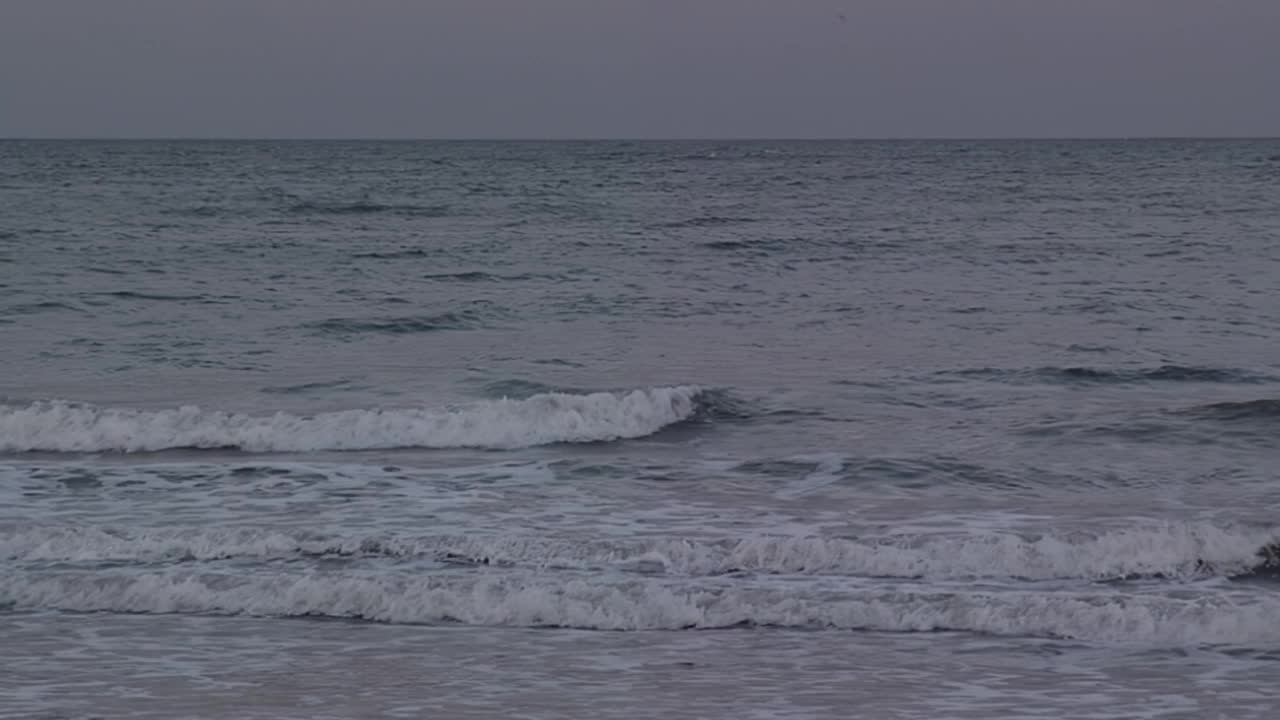 海浪冲击沙滩日落，马德普拉塔，阿根廷。视频素材