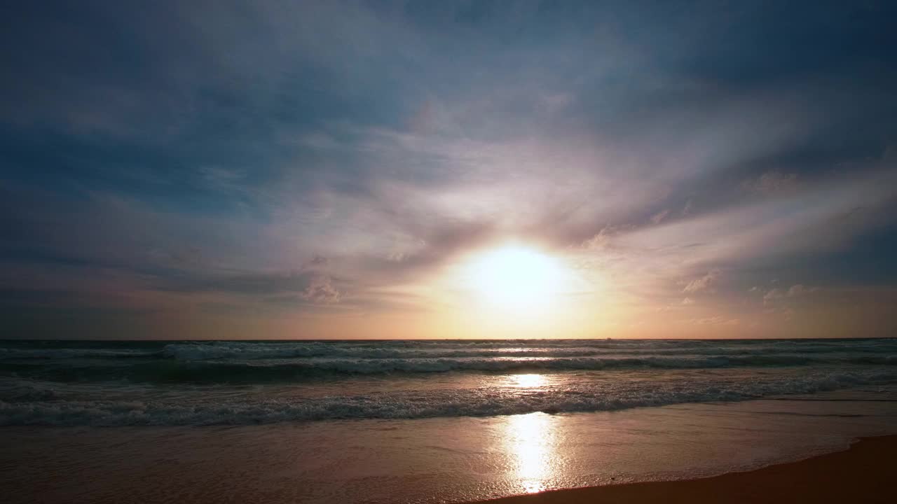 4K美丽的热带海滩，日落天空。美丽的普吉岛海滩是著名的安达曼海避暑胜地。区域无人机视野热带海滩与日落的海上视频素材