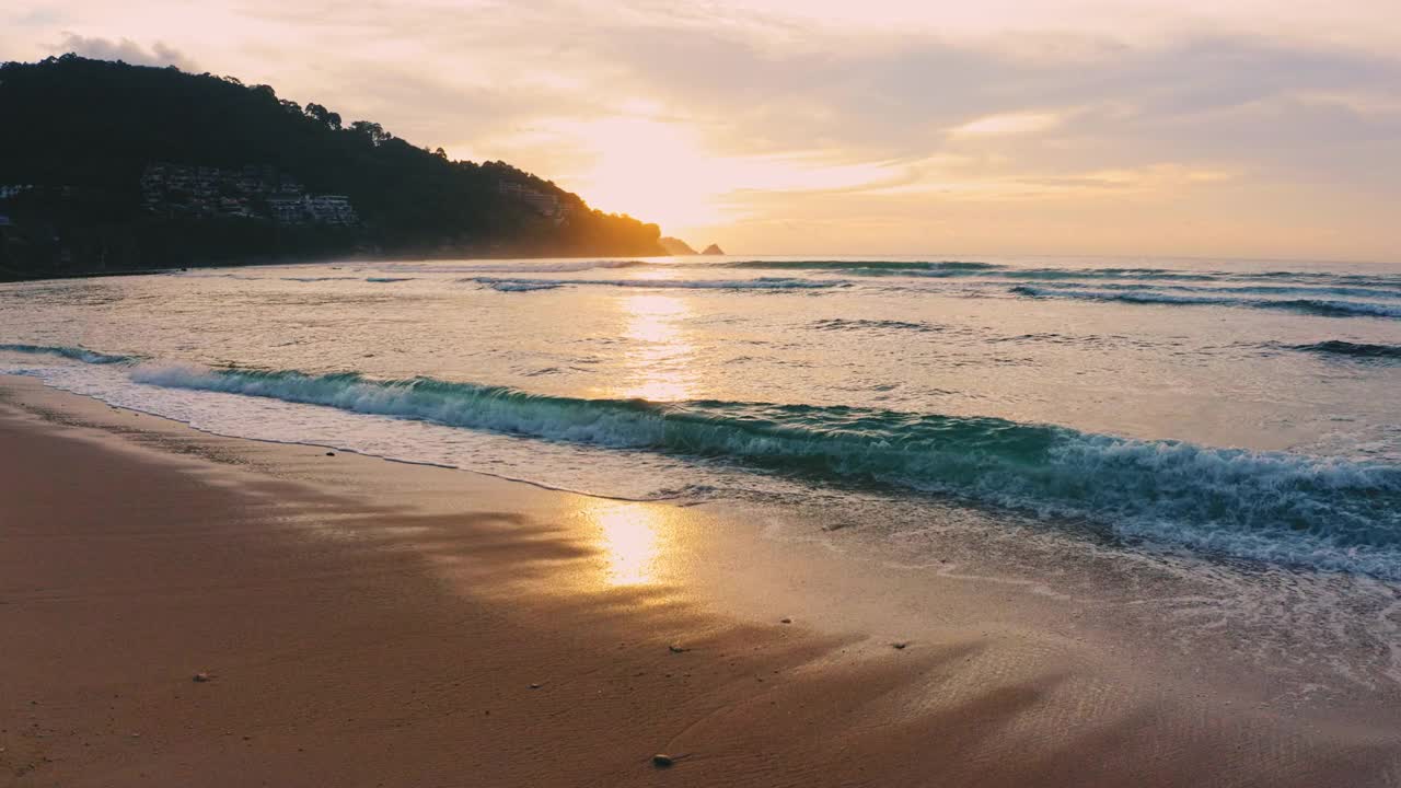 4K美丽的热带海滩，日落天空。美丽的普吉岛海滩是著名的安达曼海避暑胜地。区域无人机视野热带海滩与日落的海上视频素材