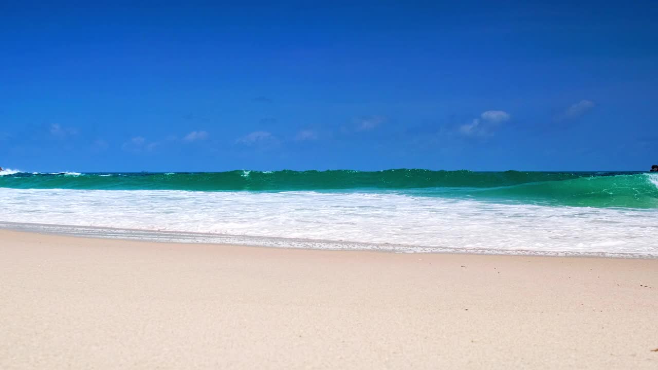 美丽的热带海滩，蓝天白云。热带海滩与海浪冲击空海滩。安达曼普吉岛海滩泰国。视频素材