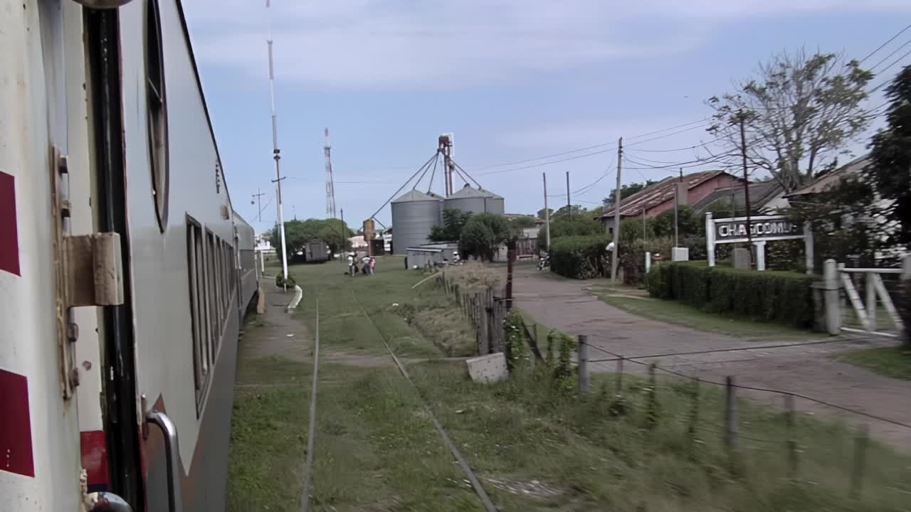 移动中的火车，从移动的火车上看风景在布宜诺斯艾利斯省，阿根廷。视频素材