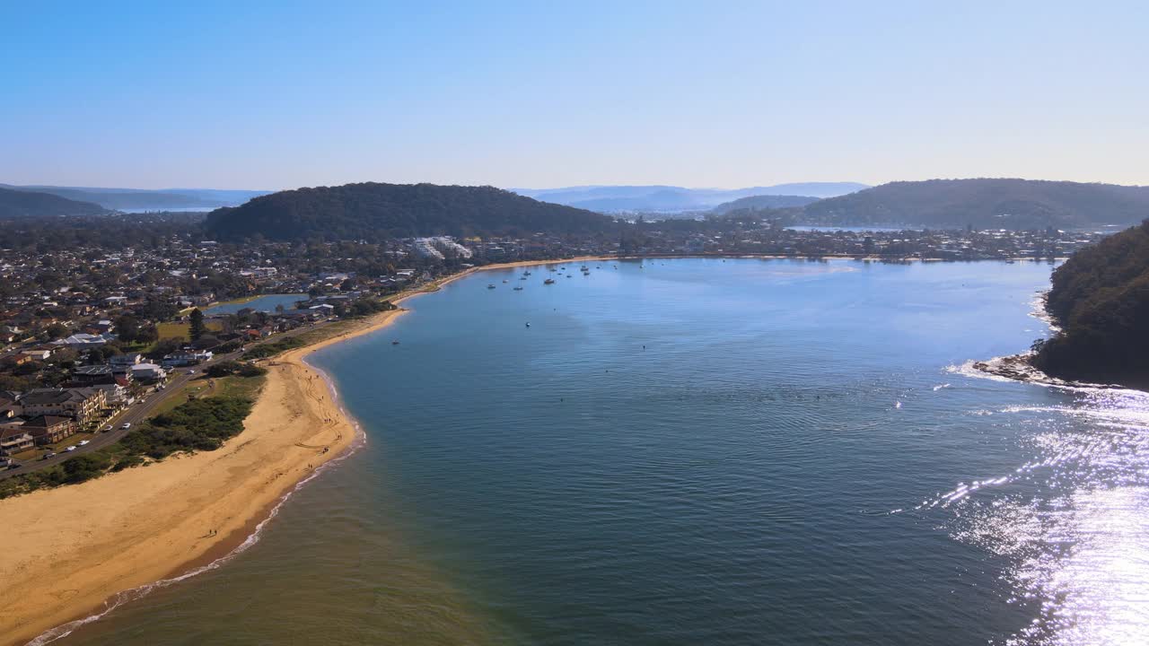 澳大利亚新南威尔士州中部海岸Ettalong海滩附近的村庄风景视频素材