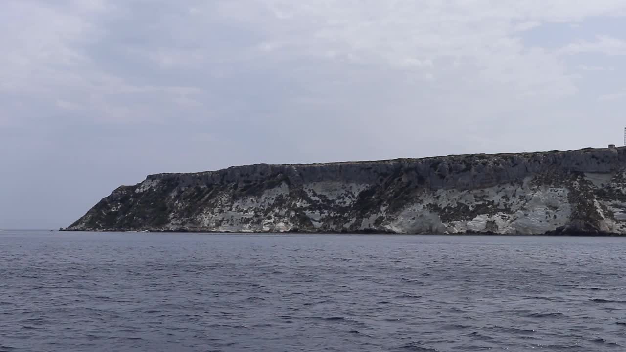 特雷米蒂群岛-从船上俯瞰圣尼古拉岛视频素材