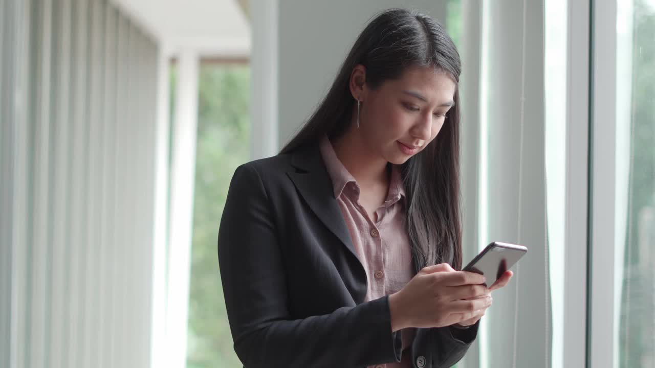 女商人回复一封重要邮件视频素材