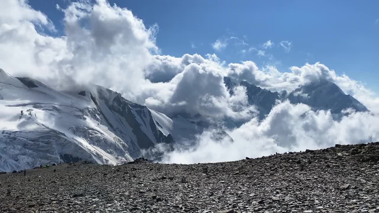 卡兹别克山突击营地附近的美丽的山脉、蓝天和云朵视频素材