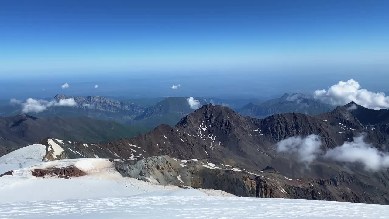 从卡兹别克山顶俯瞰的壮丽景色。坚不可摧的雪山的全景视频素材