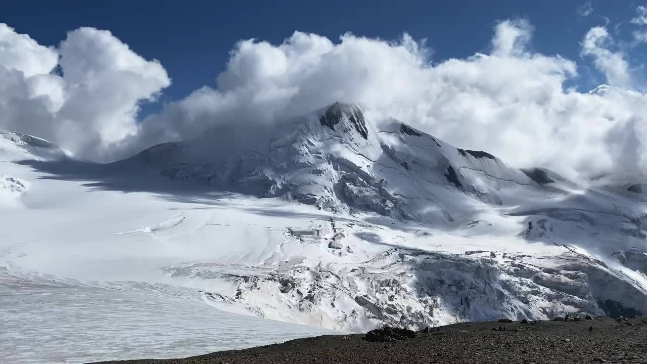 令人惊叹的白垩纪山脊。难以接近的雪山视频素材