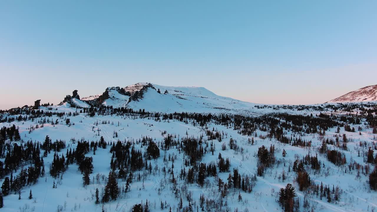 白雪皑皑的群山与松林映衬着蓝天视频素材