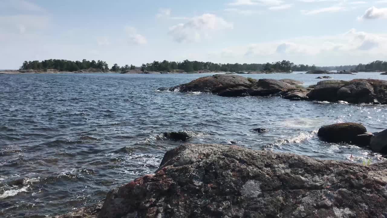 夏天的一天，海浪拍打着群岛的悬崖视频素材