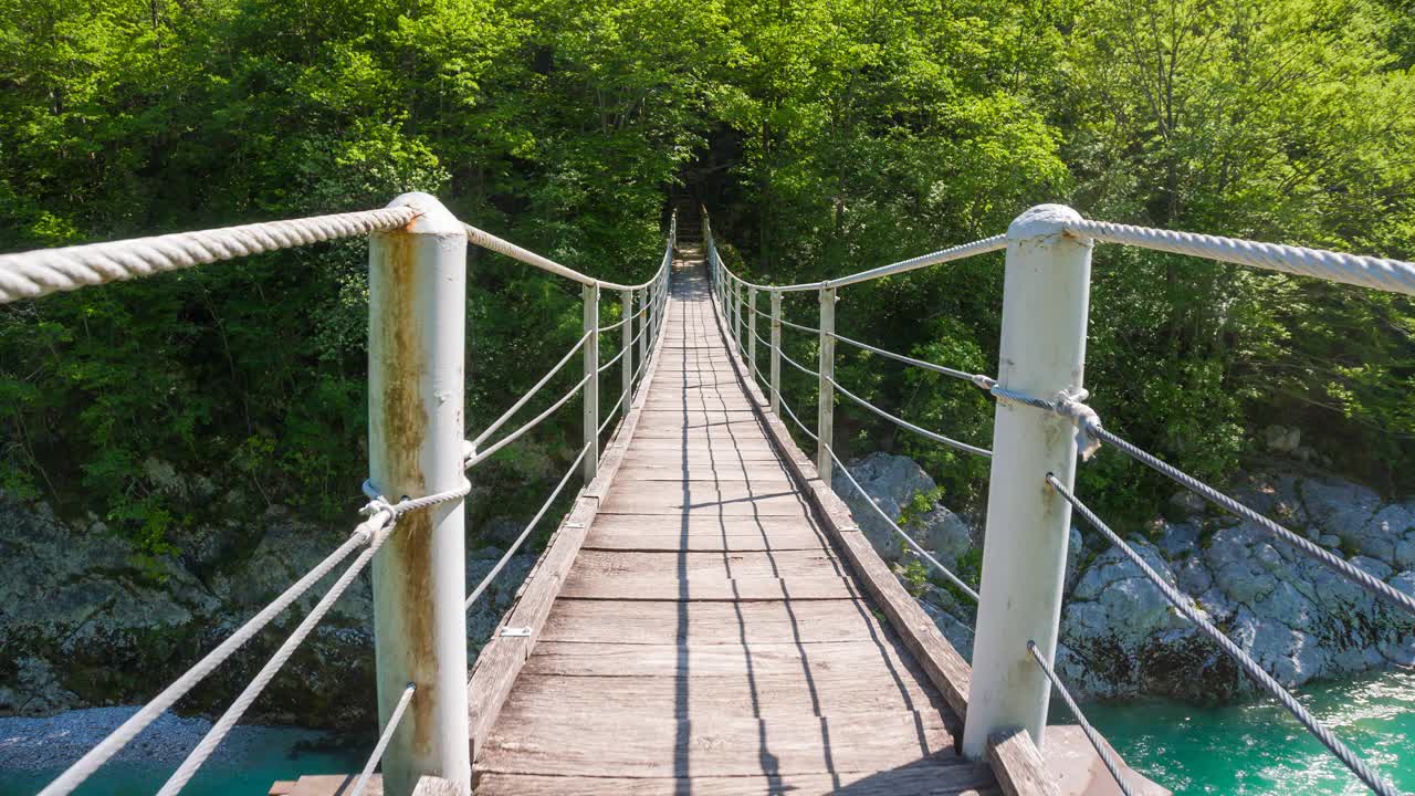 绿松石山河上的小桥视频素材