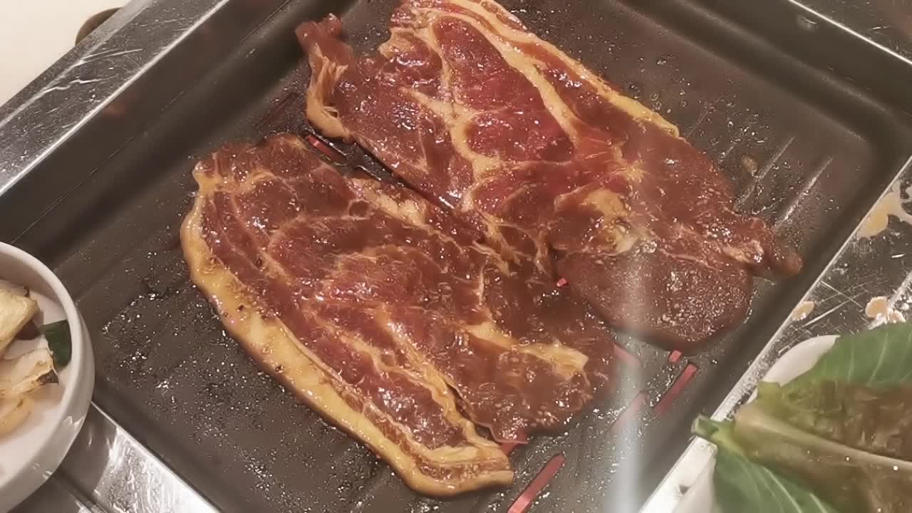 在豪华的韩式牛排烧烤(BBQ)餐厅里，新鲜的和牛牛肉在炭火上烧烤。视频下载