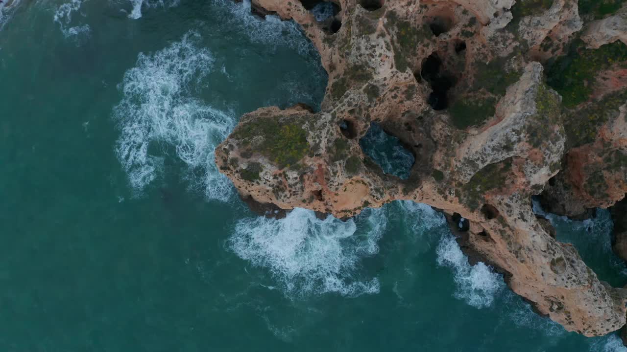 空中鸟的眼睛从上到下的风景拉各斯的彩色岩石悬崖海岸，在拉各斯，阿尔加维，葡萄牙，日，多莉出去视频素材