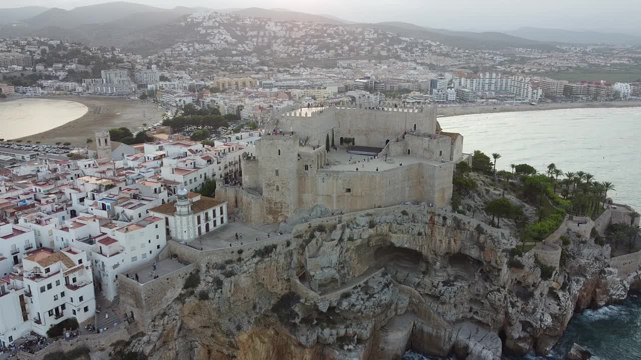 鸟瞰西班牙旅游小镇Peñiscola的海岸线，中世纪的古堡和城堡。视频素材