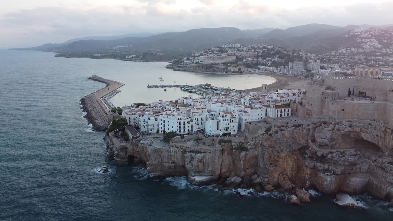 鸟瞰西班牙旅游小镇Peñiscola的海岸线，中世纪的古堡和城堡。视频素材