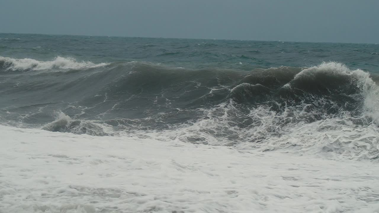 暴风雨中海上的波浪视频素材