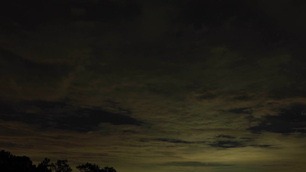 夜晚，云朵飘过树梢，天气变化，时间流逝视频素材