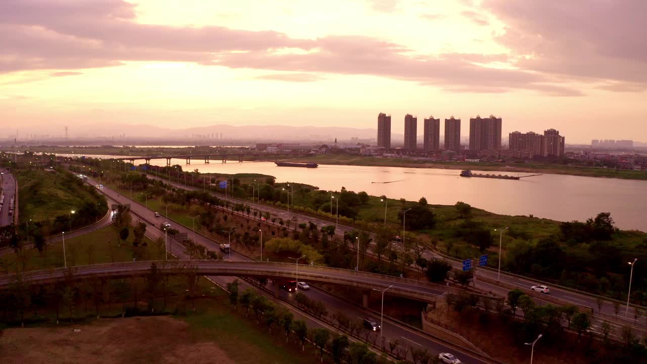 日落，城市高速公路和河流视频素材