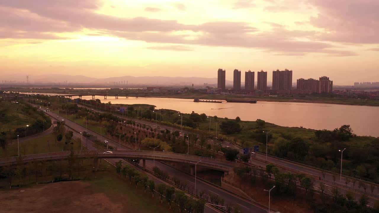 日落，城市高速公路和河流视频素材