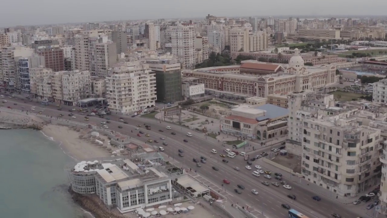 无人机在埃及亚历山德里亚市中心街道上空拍摄视频素材