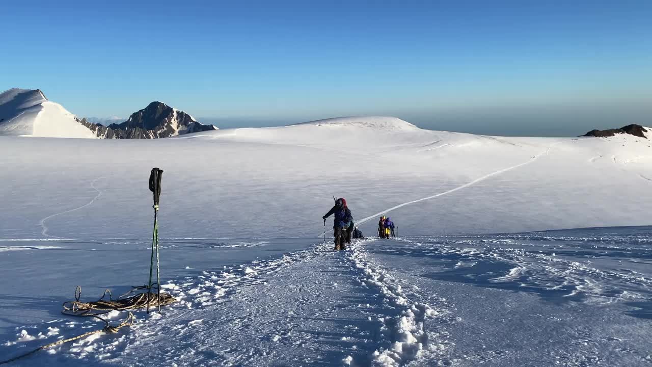 一群游客从俄罗斯一侧攀登卡兹别克山视频素材