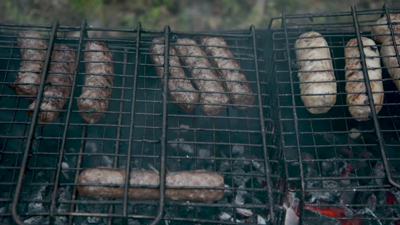 烤香肠是在煤上炸的视频素材