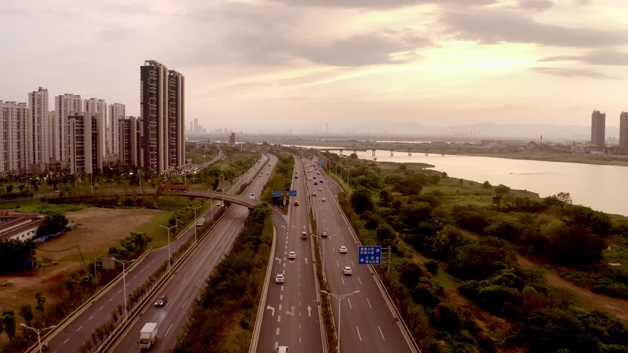 日落，城市高速公路和河流视频素材