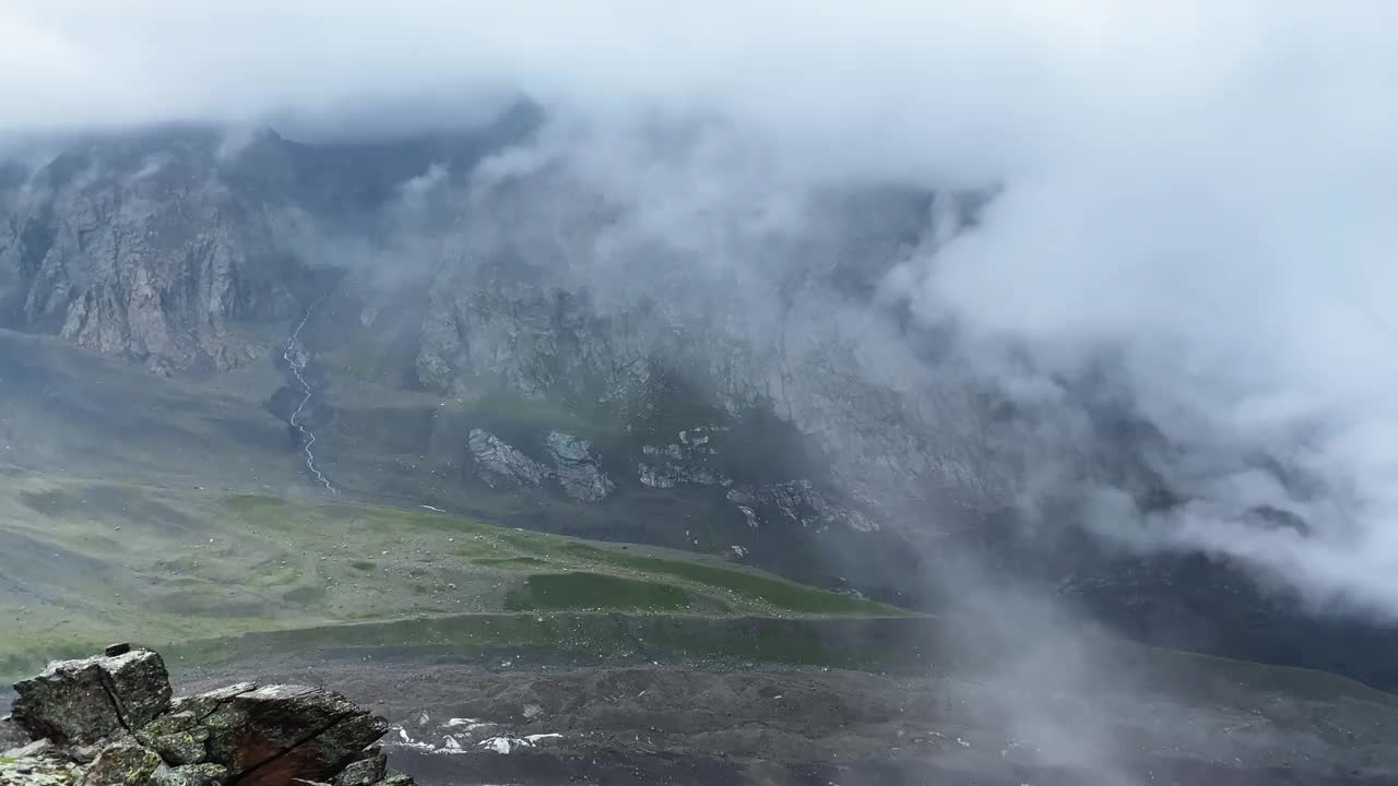 山上的白雾。徒步穿越高加索山脉，北奥塞梯。视频素材