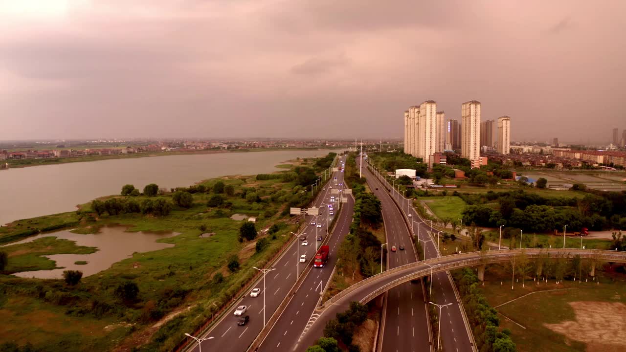 日落，城市高速公路和河流视频素材