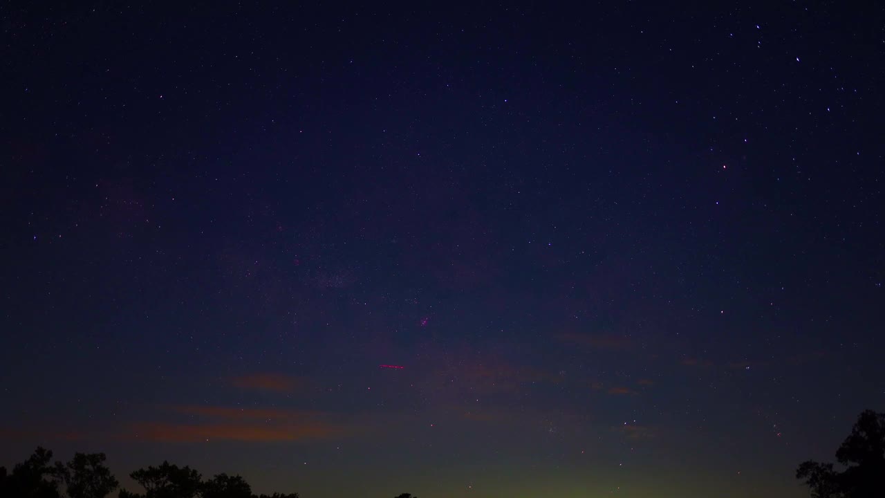 在六月炎热的夜晚，银河从薄云中升起，时光流逝视频素材