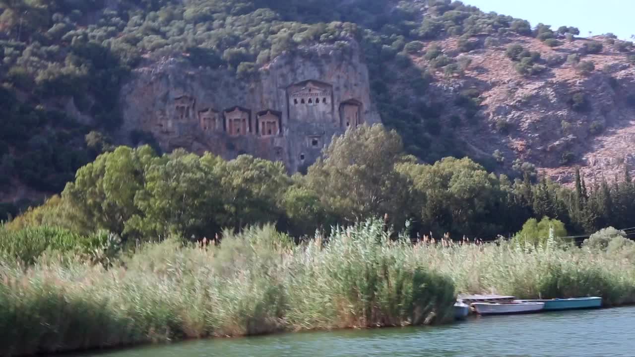 著名的历史古城卡诺斯和利西亚国王的岩石坟墓在旅游达利安地区的穆格拉市。视频素材