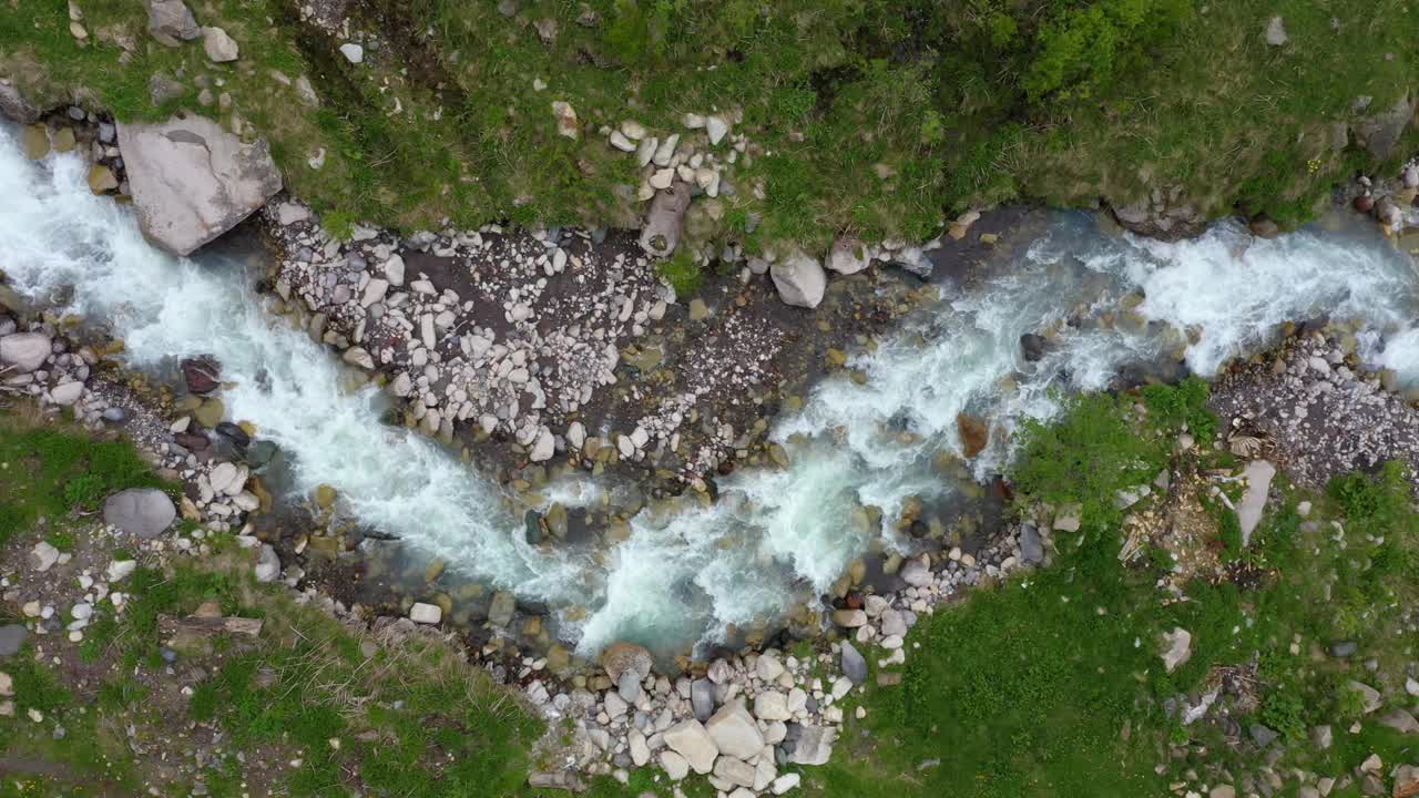 飞越高山河流表面视频素材