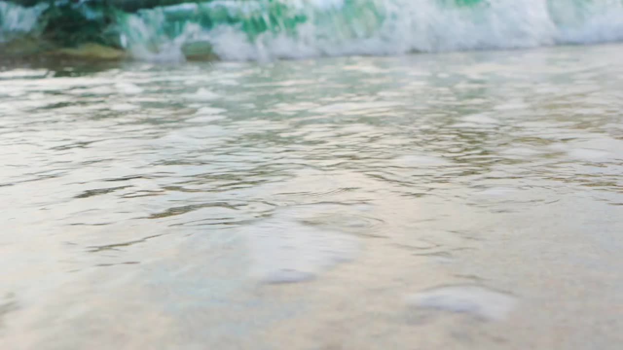 地面视频-海浪冲刷沙滩的特写镜头视频素材