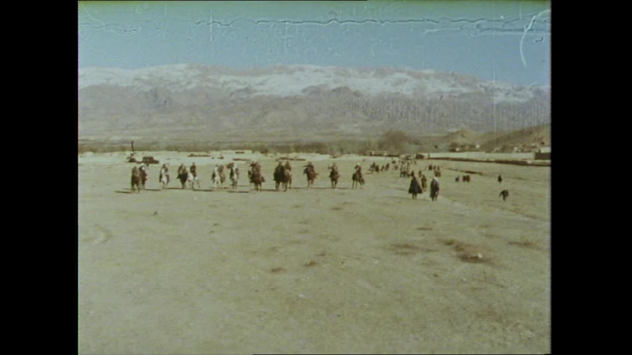 阿富汗的平原上有几个印度人;1970年代视频素材