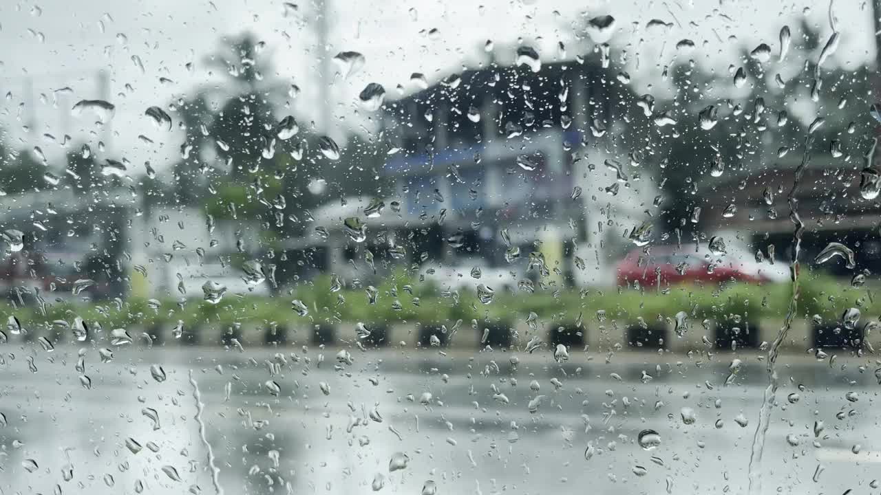 透过玻璃窗可以看到交通和雨景视频素材