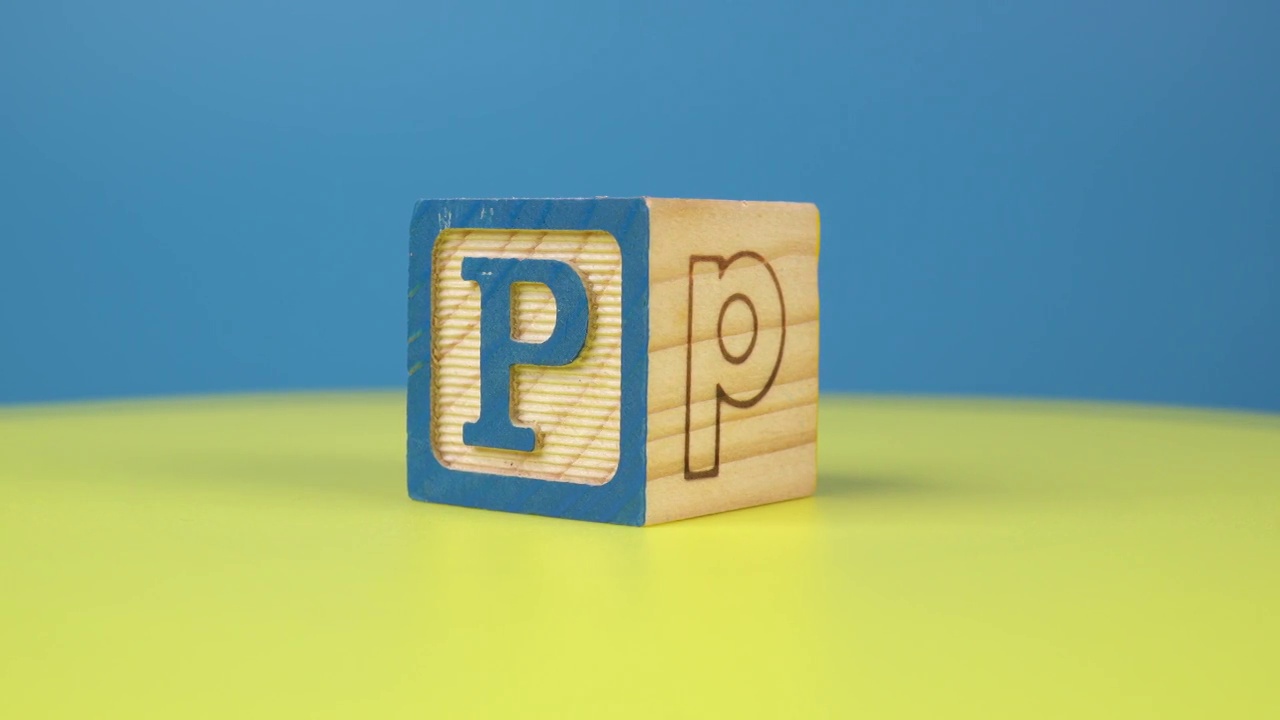 特写字母“P”字母木块视频素材