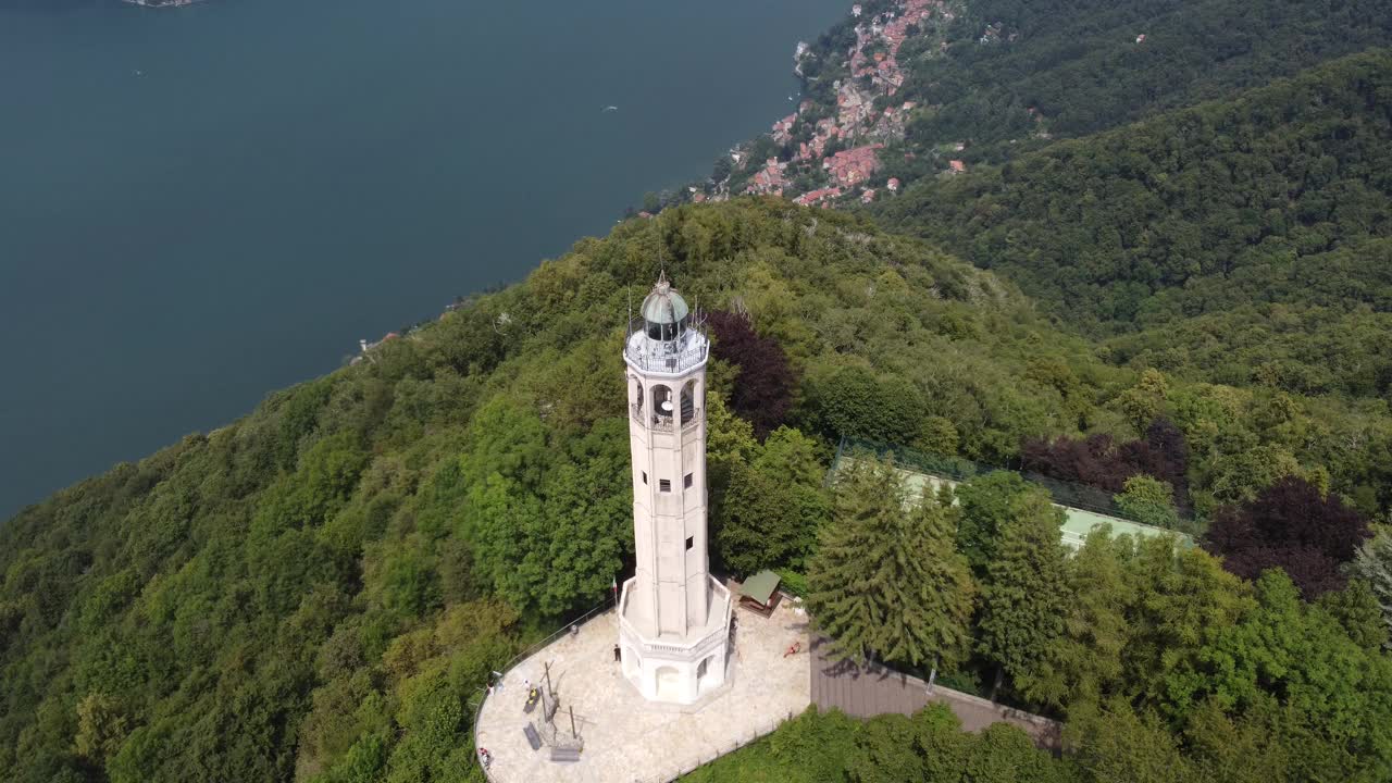 鸟瞰图的法罗Voltiano (Volta灯塔)在布鲁纳特，与科莫湖的天际线视频素材