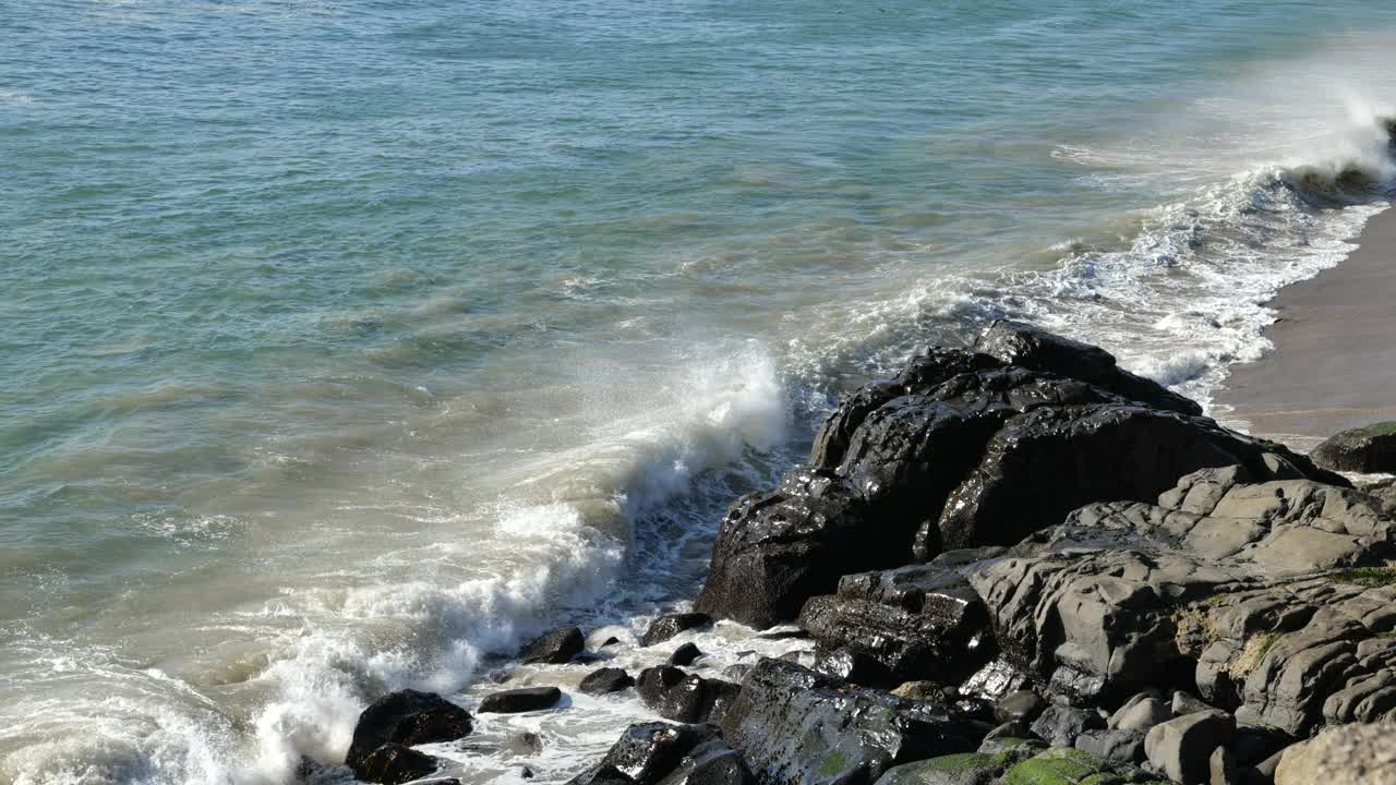 俯瞰海浪撞击着海岸线上的岩石视频素材