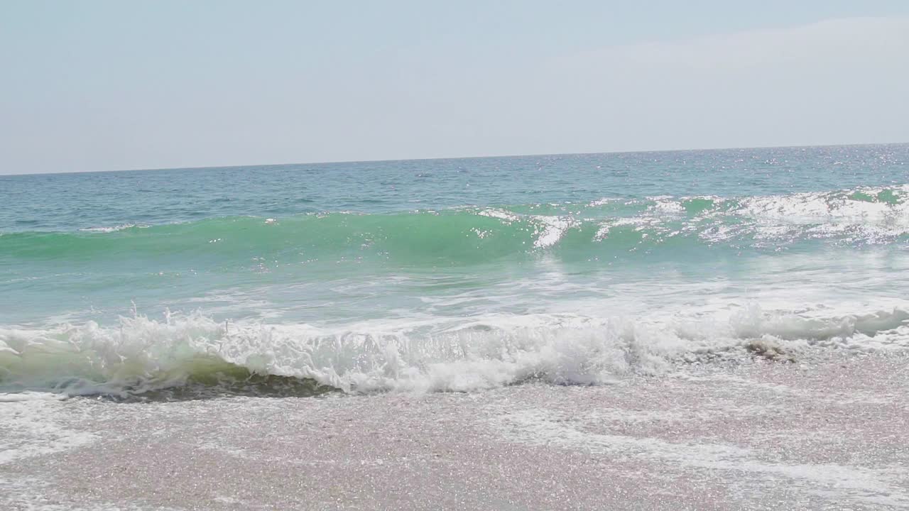 深蓝色的太平洋海滩景色与波浪视频素材