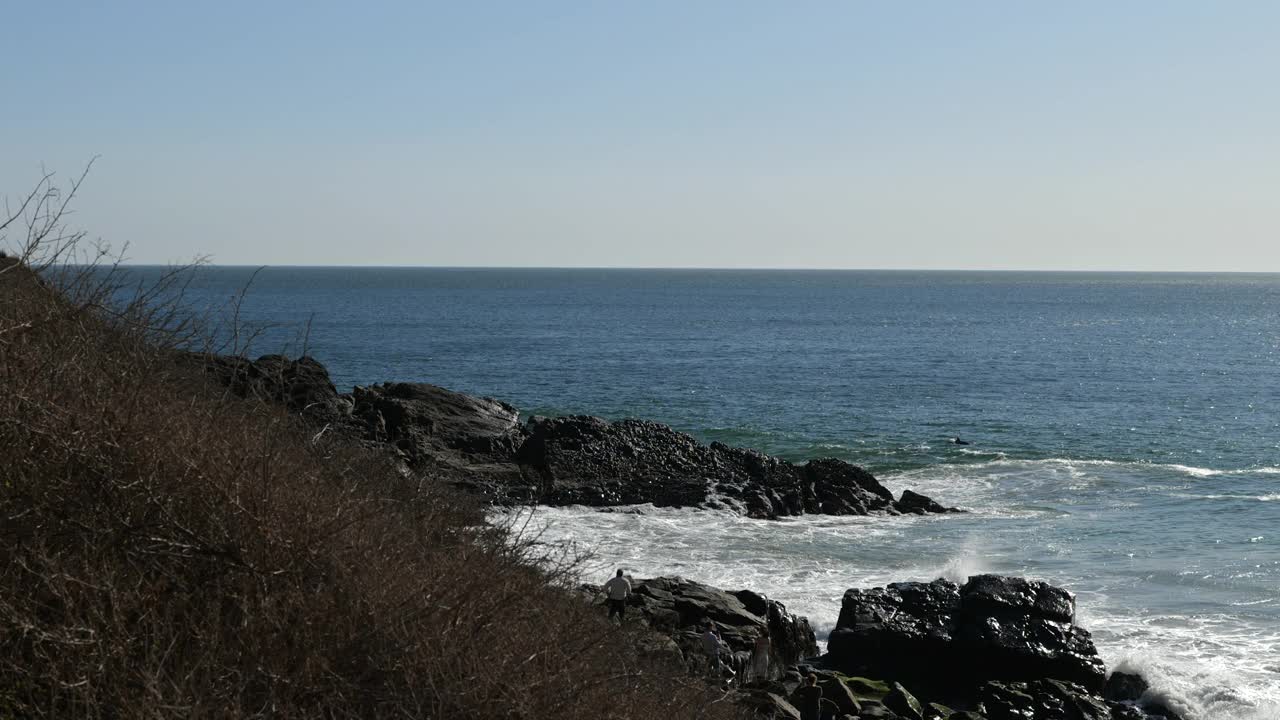 海浪冲击着南加州美丽的岩石海岸线视频素材