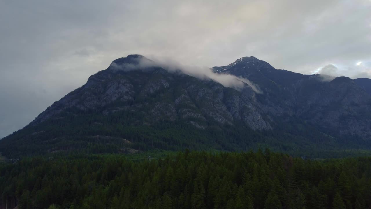 史诗般的航拍镜头:低云嶙峋的山丘，被野生森林环绕视频素材