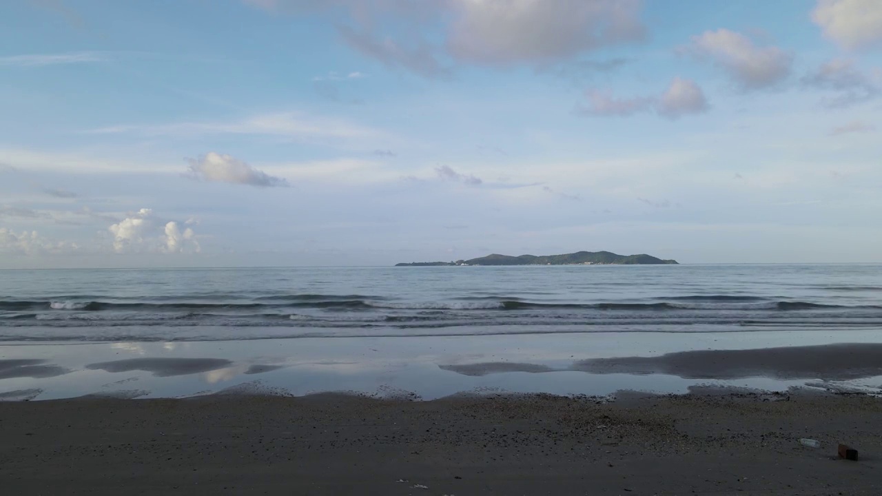 海滩上的日出天空。视频素材