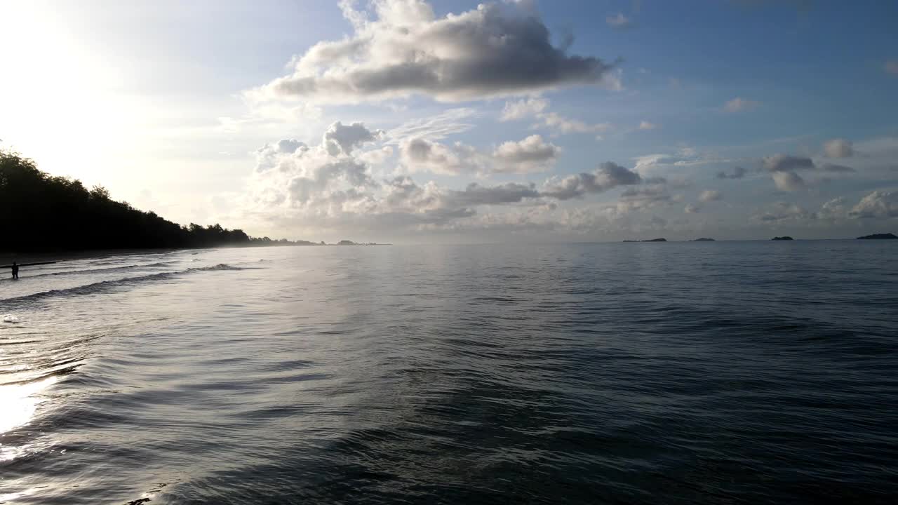 海滩上的日出天空。视频素材