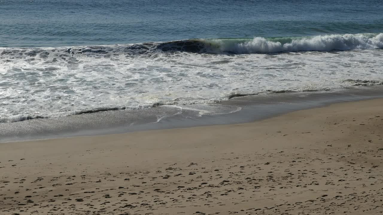 海浪拍打在太平洋的沙滩上视频素材