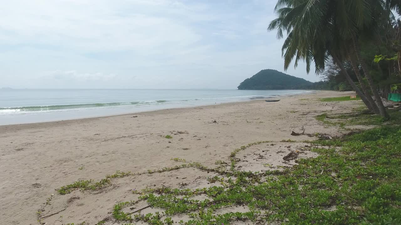 鸟瞰图的海洋和海滩视频素材