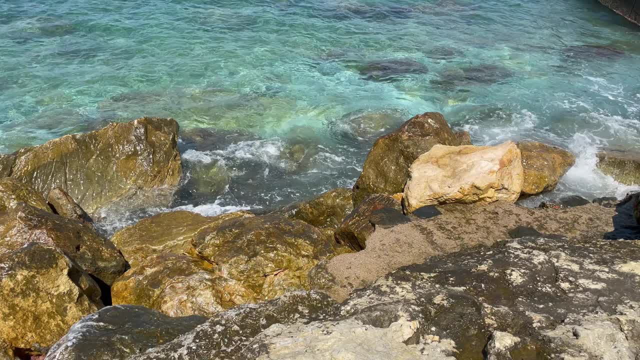 夏天的海边，沙滩和海浪。视频素材