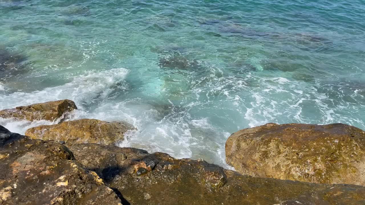 夏天的海边，沙滩和海浪。视频素材